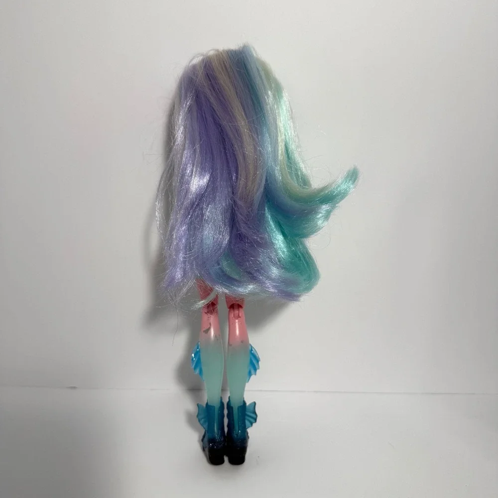 Monster High Lagoona Blue Skulltimate Secrets Fearidescent w Coffin Case